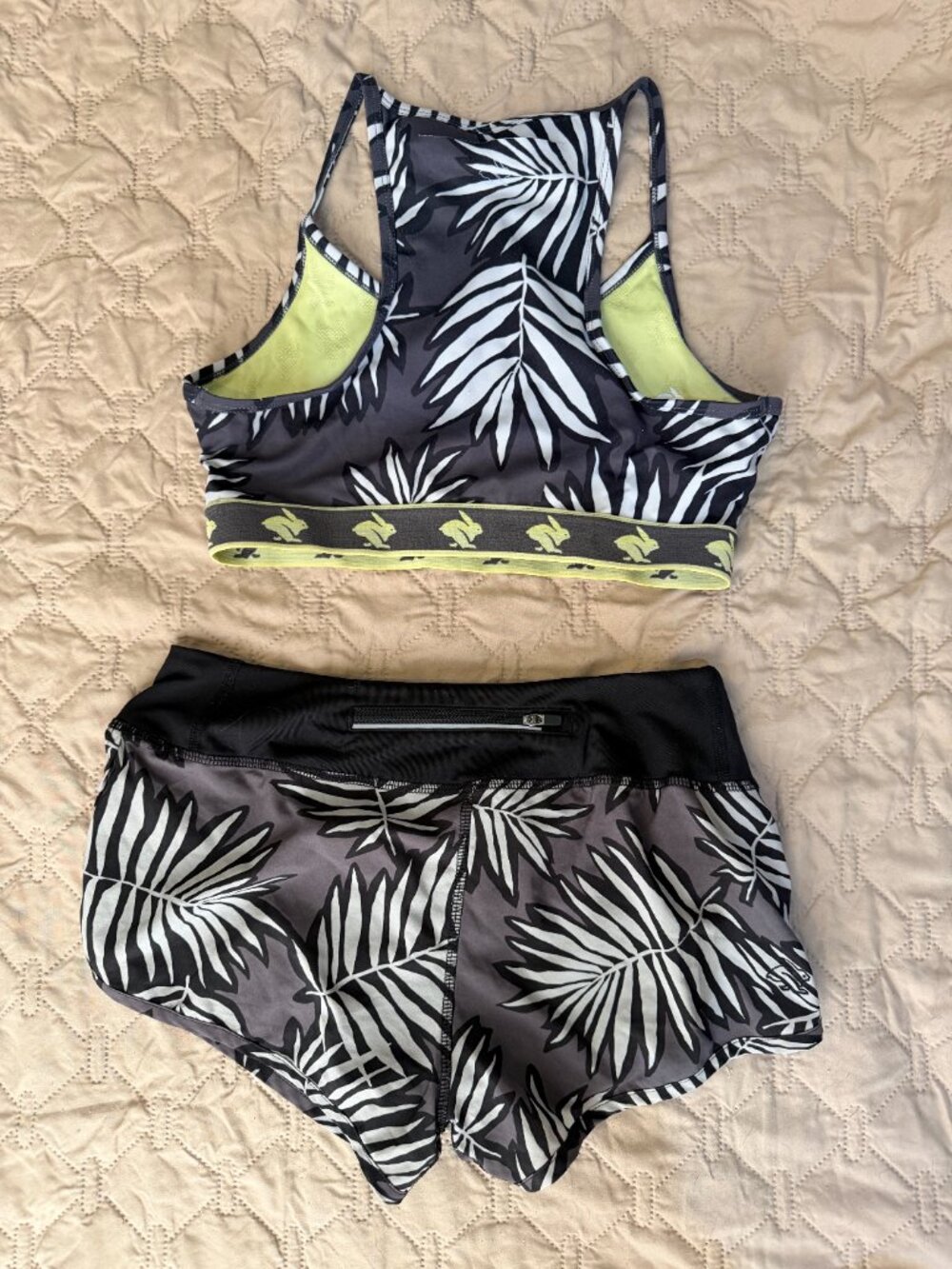 Matching running set size medium sports bra, small shorts run in rabbit - Picture 2 of 4